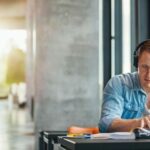 Etudiant révisant à la bibliothèque