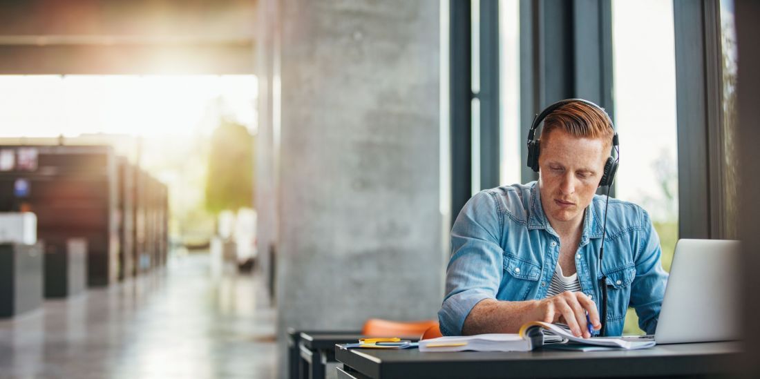 Etudiant révisant à la bibliothèque