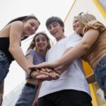 jovens de mãos dadas ao centro