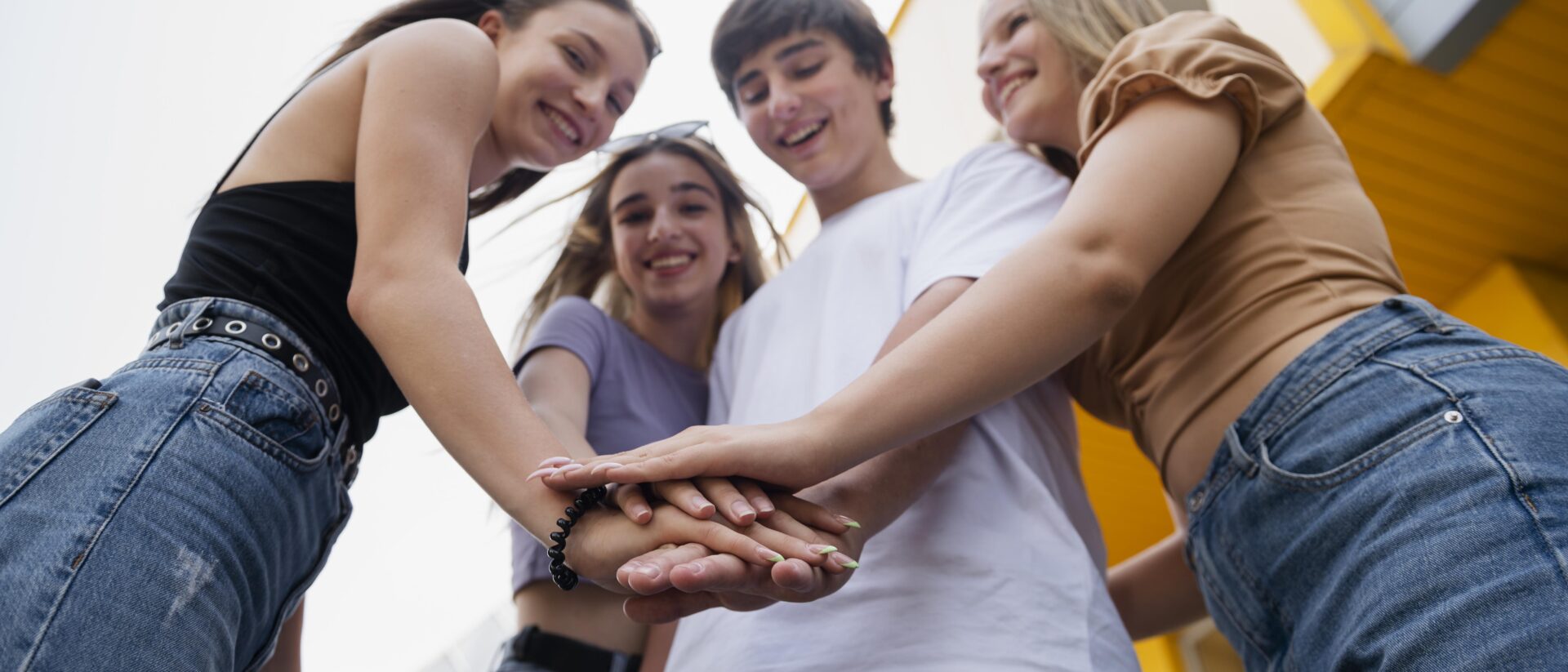 jovens de mãos dadas ao centro